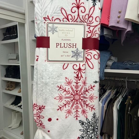 Christmas throws 🎄 50x60 PLUSH AND OH SO COZY! Limited inventory. - Picture 3 of 6